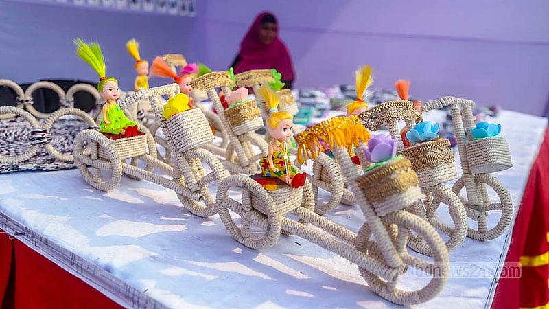 ‘তারুণ্যের উৎসব’ ঘিরে ঢাকা বিশ্ববিদ্যালয়ের খেলার মাঠে বসেছে বিভিন্ন পণ্যের স্টল