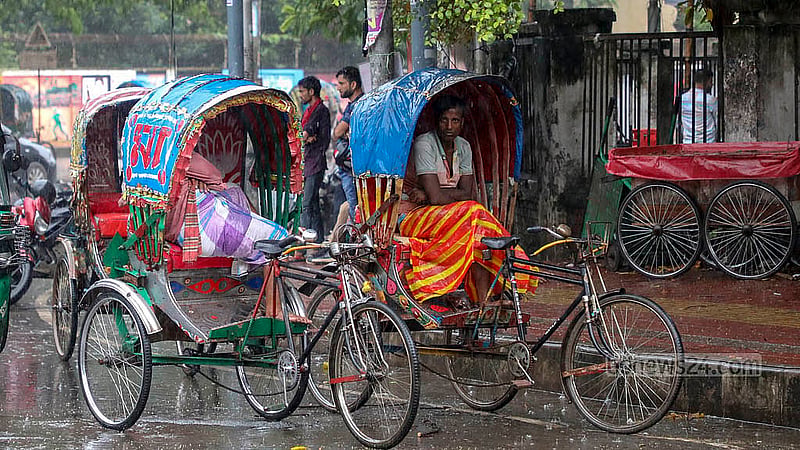 ঢাকা বিশ্ববিদ্যালয় এলাকায় শনিবার সকালের ঝুম বৃষ্টিতে রিকশার মধ্যে আশ্রয় নেয় চালকরা