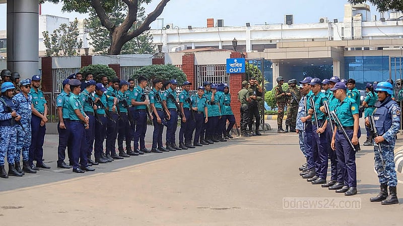 বিএনপি চেয়ারপারসন খালেদা জিয়ার দেশে ফেরার সময় হযরত শাহজালাল আন্তর্জাতিক বিমানবন্দরের ভিআইপি টার্মিনালের সামনে নিরাপত্তা জোরদার করে আইনশৃঙ্খলা বাহিনী