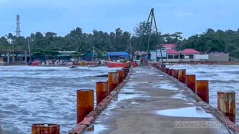 সেন্ট মার্টিনের জেটি ঘাট প্রায় ছুঁই ছুঁই। জোয়ারের পানির উচ্চতা আর একটু বৃদ্ধি পেলে তলিয়ে যেতে পারে জেটি ঘাট