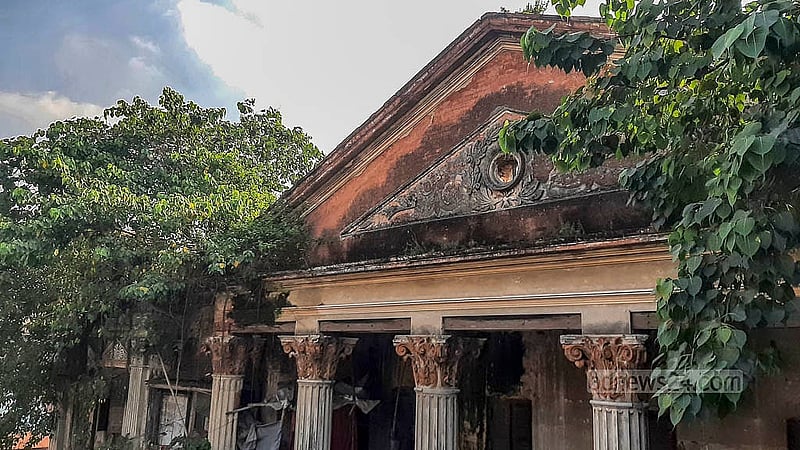 রূপলাল হাউজের দেয়ালে জন্মাচ্ছে আগাছা। ফলে ভবনটি হয়ে পড়েছে আরও ঝুঁকিপূর্ণ