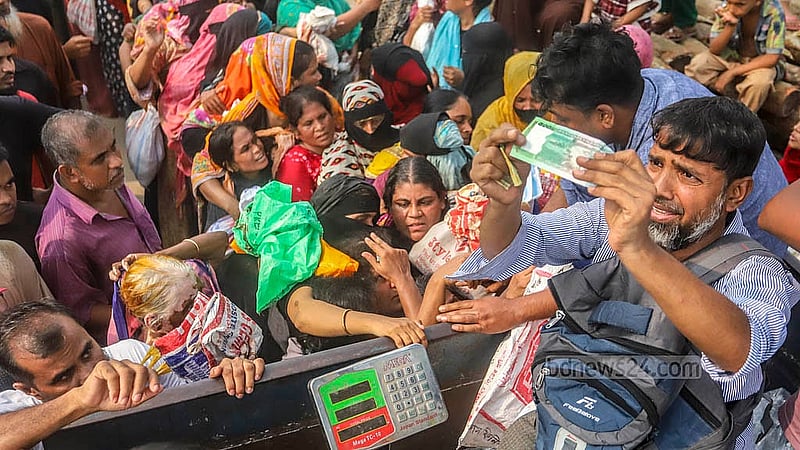 রাজধানীর রায়েরবাগ এলাকায় শনিবার টিসিবির ট্রাক সেলের বিক্রেতার সন্দেহ হওয়ায় টাকা জাল কি না তা যাচাই করে নিচ্ছেন