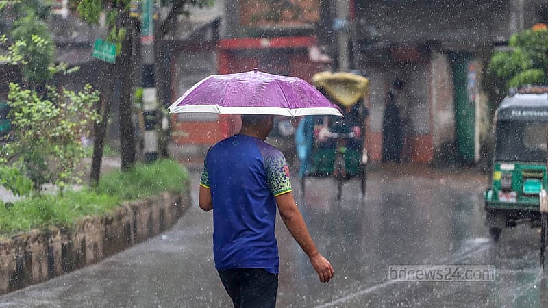 ঢাকায় সোমবার দুপুরে বৃষ্টিতে কিছুটা ভোগান্তিতে পড়েন অনেকে