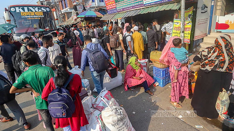 বাসের অপেক্ষায় সড়কে যাত্রীরা। রাজধানীর দোলাইর পাড় এলাকায় বাস কাউন্টারগুলোতে মঙ্গলবার দক্ষিণাঞ্চলের বিভিন্ন জেলার মানুষের ভিড় ছিল