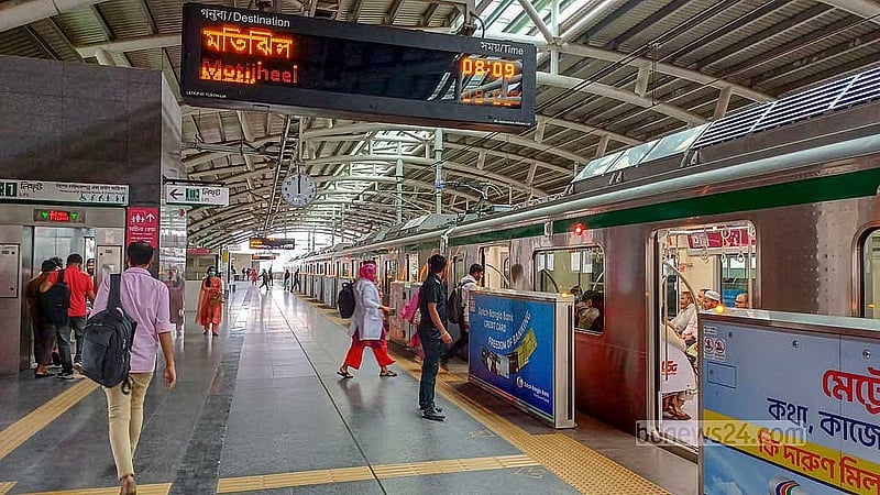 রাজধানীর মিরপুর ১১ স্টেশনে রোববার সকালে মেট্রোরেলে ওঠছেন যাত্রীরা