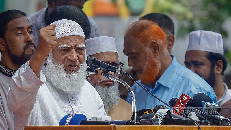 যুদ্ধাপরাধ মামলায় মৃত্যুদণ্ড থেকে খালাস পাওয়া জামায়াতে ইসলামীর নেতা এ টি এম আজহারুল ইসলামকে সংবর্ধনা দিতে বুধবার রাজধানীর শাহবাগে আয়োজিত অনুষ্ঠানে দলের আমির শফিকুর রহমান