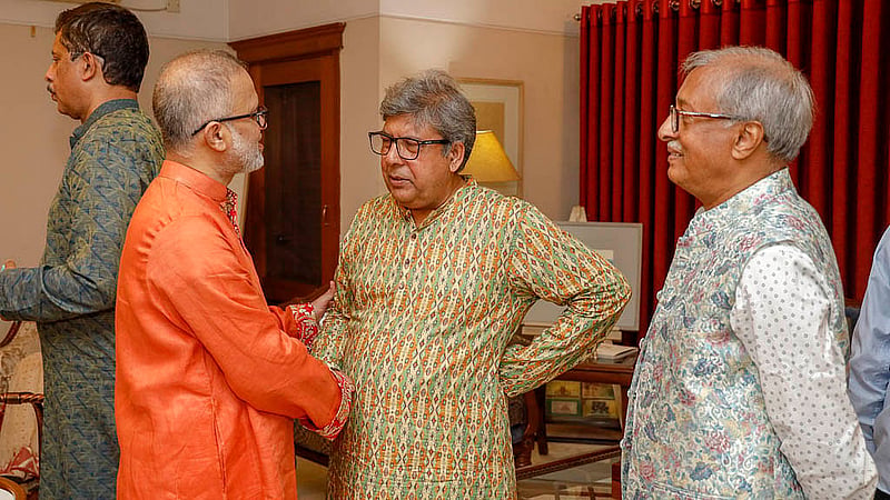 বিডিনিউজ টোয়েন্টিফোর ডটকমের প্রধান সম্পাদক তৌফিক ইমরোজ খালিদীর সঙ্গে একুশে পদকপ্রাপ্ত আলোকচিত্রী নাসির আলী মামুন ও চিত্রশিল্পী রশীদ আমিন।