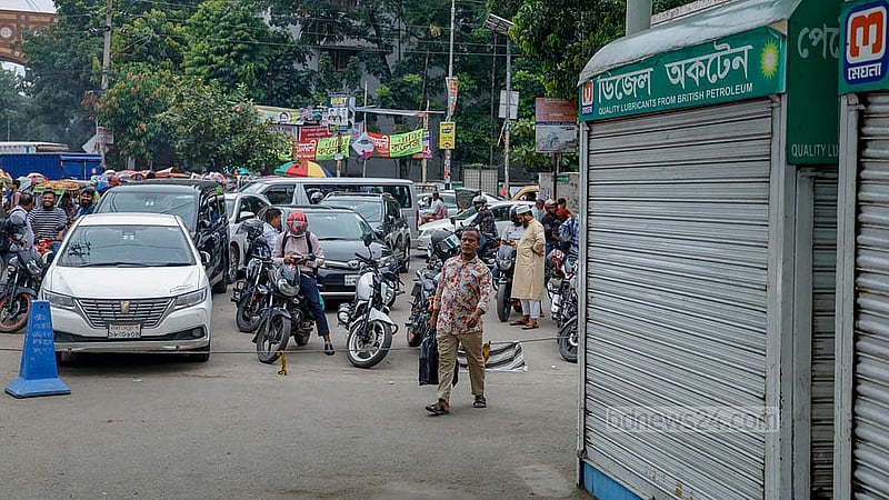 ঢাকার নীলক্ষেত এলাকায় রোববার পেট্রোল পাম্পটিতে কর্মবিরতি পালন করা হয়