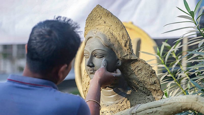মাটি দিয়ে ফুটিয়ে তোলা হচ্ছে প্রতিমা। মাদারীপুরের মৃৎশিল্পীরা ঢাকা বিশ্ববিদ্যালয়ের জগন্নাথ হলে তৈরি করছেন এসব সরস্বতী প্রতিমা