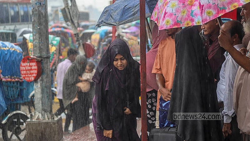 বৃহস্পতিবার দুপুরে রাজধানীতে বৃষ্টি নামলে আশ্রয়ের খোঁজে ছোটেন ঘরমুখো মানুষেরা
