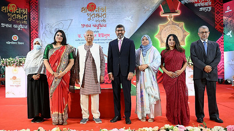 ঢাকার ওসমানী স্মৃতি মিলনায়তনে মঙ্গলবার ২০২৫ সালের স্বাধীনতা পুরস্কার দেওয়া হয়। পুরস্কার পাওয়া ব্যক্তির প্রতিনিধিদের সঙ্গে প্রধান উপদেষ্টা মুহাম্মদ ইউনূস