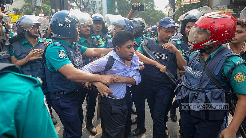 এক শিক্ষার্থীকে মারধরের ঘটনাকে ঘিরে ঢাকা কলেজ ও সিটি কলেজের শিক্ষার্থীদের মধ্যে উত্তেজনায় মঙ্গলবার দুপুর থেকে সায়েন্সল্যাব এলাকা ছিল উত্তপ্ত