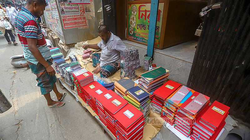 হালখাতা উপলক্ষে তাঁতীবাজার এলাকায় লাল কাপড়ে বাঁধাই করা টালিখাতা সাজিয়ে রাখা হয়েছে বিক্রির জন্য