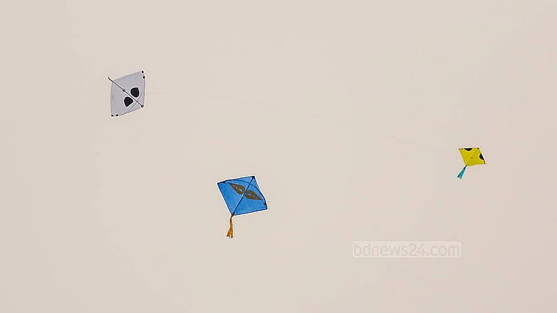 পৌষের শেষ দিন মঙ্গলবার সাকরাইন উৎসবে পুরান ঢাকার আকাশে ছিল নানা রঙের ঘুড়ি