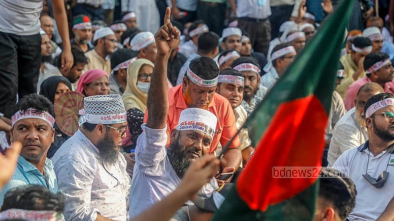 দাবি আদায়ে বুধবার বিকালে রাজধানীর শাহবাগ মোড় অবরোধ করে বিক্ষোভ করেন এমপিভুক্ত শিক্ষা প্রতিষ্ঠানের শিক্ষক-কর্মচারীরা। এসময় বিভিন্ন স্লোগান দেন তারা