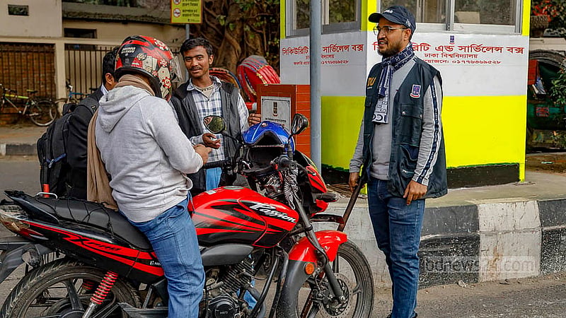 ঢাকা বিশ্ববিদ্যালয়ের প্রবেশপথ শাহবাগ থানার সামনে সিকিউরিটি অ্যান্ড সার্ভিলেন্স বক্স স্থাপন করা হয়েছে। এ পথ দিয়ে প্রবেশ করতে চাইলে কারণ যাচাই করছেন দায়িত্বরত কর্মকর্তারা