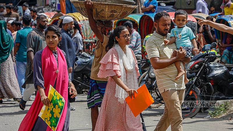 চাকরিতে কোটা সংস্কারের দাবিতে বুধবার বাংলামোটর মোড়ে চাকরিপ্রত্যাশীদের অবরোধের মধ্যে পায়ে হেঁটে গন্তব্যের পথে অনেকে