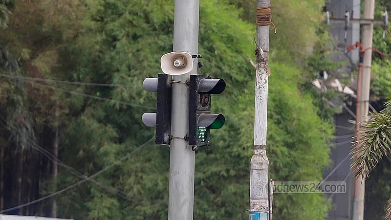 ঢাকার কয়েকটি গুরুত্বপূর্ণ সড়কের মোড়ে বসানো হয়েছে নতুন ট্রাফিক সিগন্যাল বাতি। বাতির খুঁটির সঙ্গে এবার মাইকও লাগানো  হয়েছে