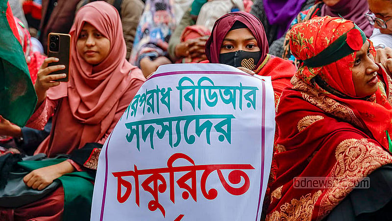 বিডিআর বিদ্রোহে গ্রেপ্তার জওয়ানদের মুক্তির দাবিতে ব্যানার ও প্ল্যাকার্ড হাতে বুধবার কেন্দ্রীয় শহীদ মিনারে স্বজনরা