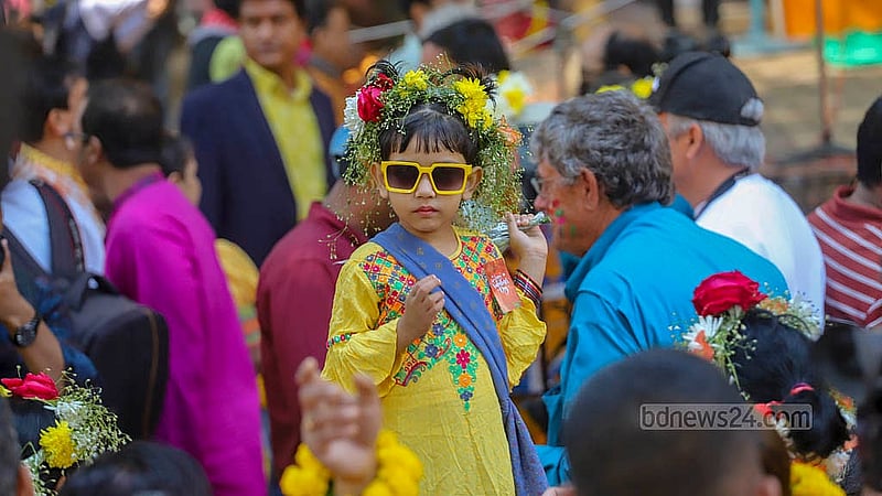 ঢাকা বিশ্ববিদ্যালয়ের চারুকলার বকুলতলায় শুক্রবার সকালে বসন্ত উৎসবে বড়দের সঙ্গে ছিল শিশুরাও