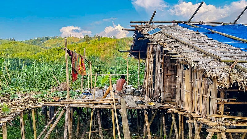 পাহাড়ের এসব জুম ঘরে শস্য মাড়াইয়ের পাশাপাশি থাকা-খাওয়ার কাজও চলে