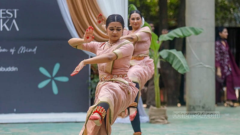 গুলশানে বিচারপতি সাহাবুদ্দিন আহমদ পার্কে শুক্রবার ফ্লো ফেস্টের দ্বিতীয় দিন অর্থী আহমেদ ডান্স একাডেমির সদস্যরা নৃত্য পরিবেশন করেন, যাদের কেউই পেশাগত শিল্পী নন