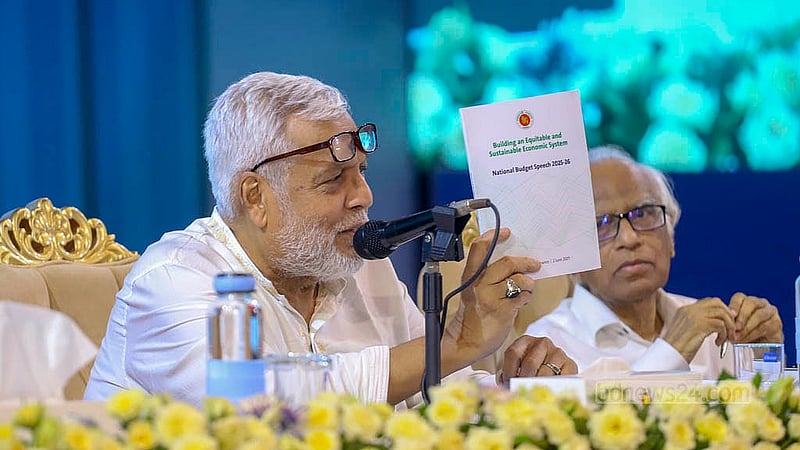 ঢাকার ওসমানী স্মৃতি মিলনায়তনে মঙ্গলবার বাজেট পরবর্তী সংবাদ সম্মেলনে সাংবাদিকদের প্রশ্নের উত্তর দেন বিদ্যুৎ, জ্বালানি ও খনিজ সম্পদ উপদেষ্টা ফাওজুল কবির খান