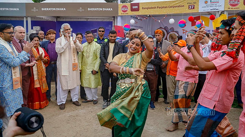 খাদ্য উৎসব উদ্বোধন করে বিভিন্ন স্টল ঘুরে ঘুরে দেখেন বিমান ও পর্যটন মন্ত্রণালয়ের উপদেষ্টা এ এফ হাসান আরিফ