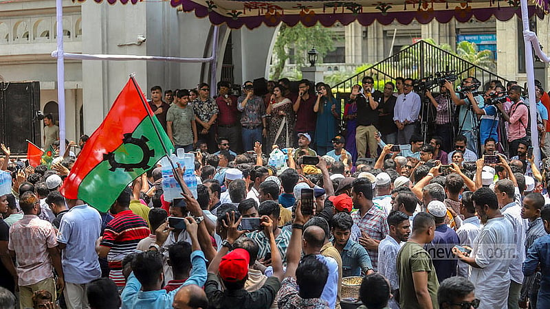 বিএনপি নেতা ইশরাক হোসেনকে ঢাকা দক্ষিণ সিটি করপোরেশনের মেয়র হিসেবে শপথ পড়ানোর দাবিতে মঙ্গলবার নগর ভবনে লাগাতার অবস্থান কর্মসূচিতে দেশাত্মবোধক গান গাইছেন শিল্পীরা