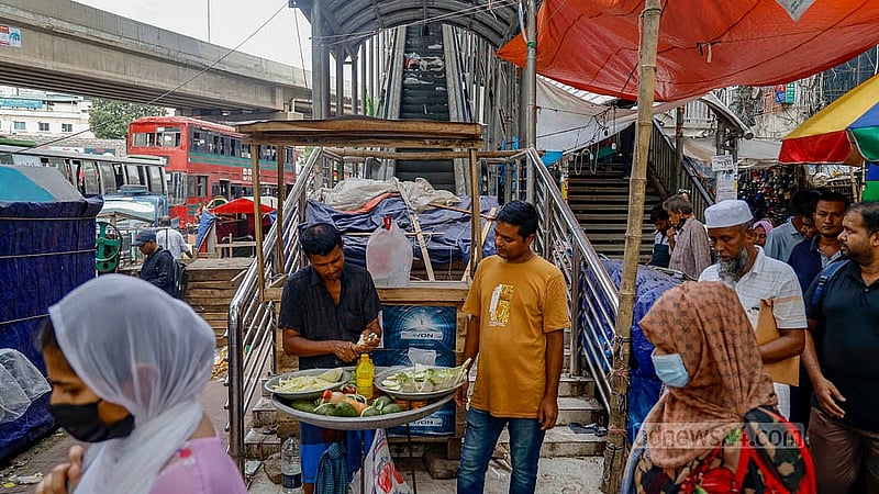 ঢাকার ব্যস্ত ফার্মগেটের দৃষ্টিনন্দন ফুটব্রিজের চলন্ত সিঁড়ি বন্ধ পড়ে আছে। তেজগাঁও কলেজ অংশে ব্রিজে ওঠার জায়গায় অস্থায়ী দোকানও বসেছে