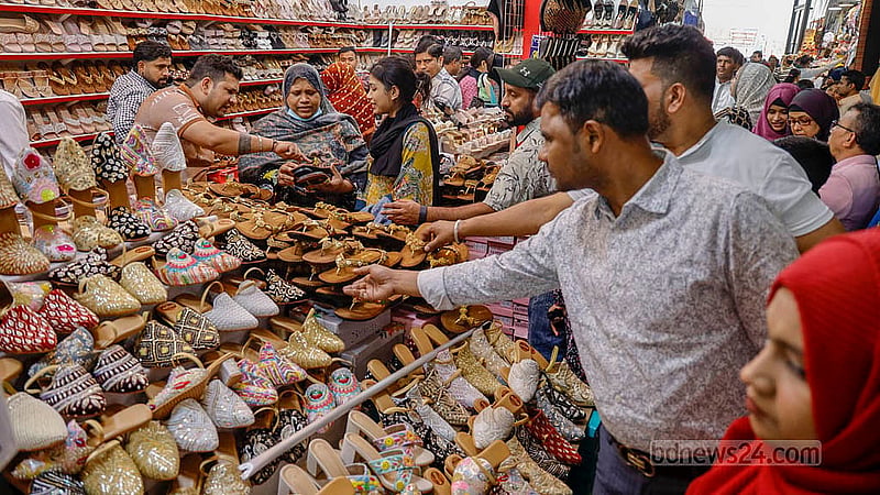 আন্তর্জাতিক বাণিজ্য মেলায় শুক্রবার ভারতীয় একটি জুতার দোকানে ক্রেতাদের ভিড়