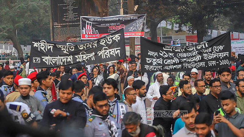 ভাষা শহীদদের শ্রদ্ধা জানাতে কেন্দ্রীয় শহীদ মিনারে নামে মানুষের ঢল