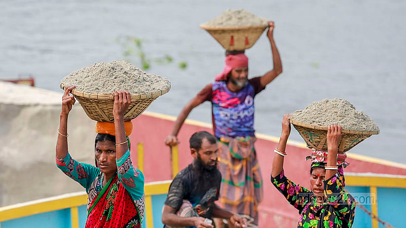 জাহাজ থেকে বালু তুলতে পুরুষদের পাশাপাশি নারী শ্রমিকরাও সমানতালে কাজ করেন