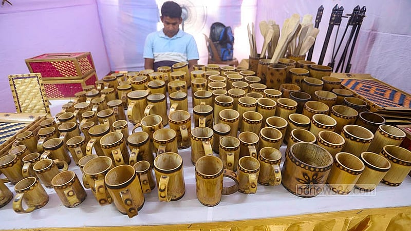 বাংলা একাডেমি প্রাঙ্গণে যুবমেলায় বিভিন্ন স্টলে হাতে তৈরি পণ্যের পসরা সাজিয়ে বসেছেন দোকানীরা