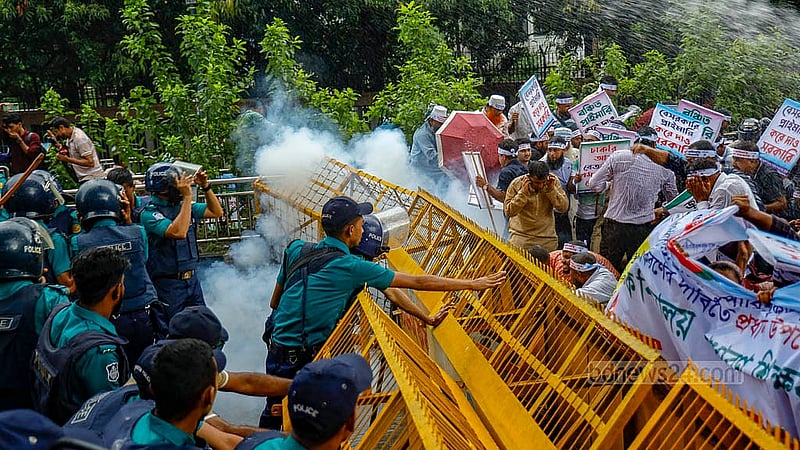 জাতীয়করণের দাবিতে যমুনা অভিমুখে রওনা হওয়া বেসরকারি প্রাথমিক শিক্ষকদের সোমবার বিকালে প্রেস ক্লাবের সামনে জলকামানের পানি ও সাউন্ড গ্রেনেড ছুড়ে ছত্রভঙ্গ করে দেয় পুলিশ