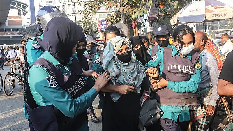 প্রাথমিক বিদ্যালয়ের সহকারী শিক্ষক পদে বাতিল হওয়া নিয়োগ ফিরে পাওয়ার দাবিতে সোমবার শাহবাগে চাকরিপ্রার্থীদের অবস্থান কর্মসূচি থেকে কয়েকজনকে আটক করে পুলিশ