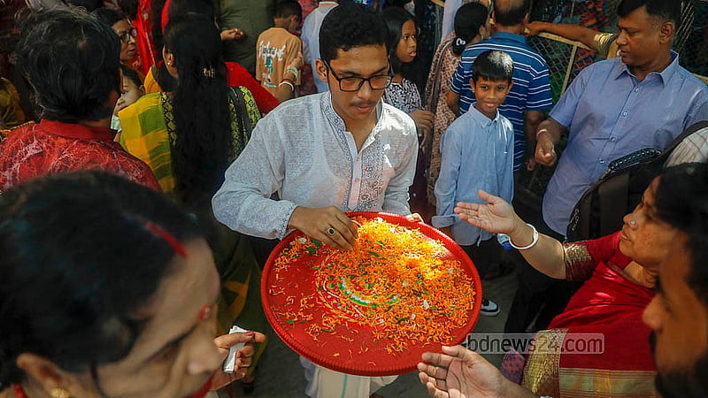 শারদীয় দুর্গোৎসবের অষ্টমীতে ঢাকার রামকৃষ্ণ মিশনে কুমারী পূজার আয়োজন করা হয়