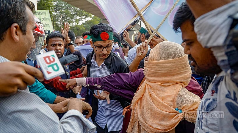 সরকারি চাকরিতে আবেদনের বয়স ৩৫ বছর করার দাবিতে বুধবার দুপুরে রাষ্ট্রীয় অতিথি ভবন ‘যমুনায়’ যাওয়ার চেষ্টা করলে শাহবাগ থানার সামনে পুলিশ আন্দোলনকারীদের থামিয়ে দেয়। একপর্যায়ে সেখানে পুলিশ ও আন্দোলনকারীদের মধ্যে ধাক্কাধাক্কি শুরু হয়