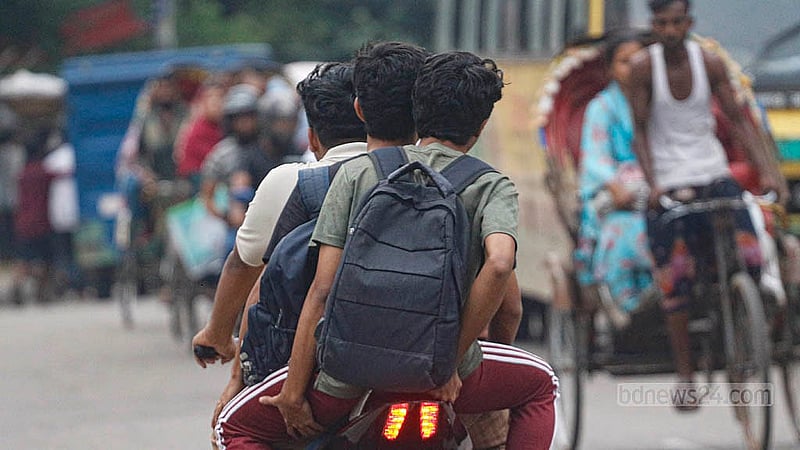 ঢাকায় এক মোটরসাইকেলে দুই জনের বেশি ওঠার নিয়মন নেই। কিন্তু মঙ্গলবার পুরান ঢাকার ঢাকেশ্বরী রোডে দেখা গেল সেই দৃশ্য। তারওপর কারও মাথায় নেই হেলমেট