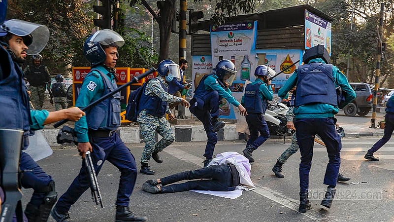 শাহবাগ থেকে লং মার্চ করে সচিবালয়ে যাওয়ার পথে পুলিশের ধাওয়ায় এক শিক্ষার্থী পড়ে গেলে তার ওপর চড়াও হয় অন্য পুলিশ সদস্যরা