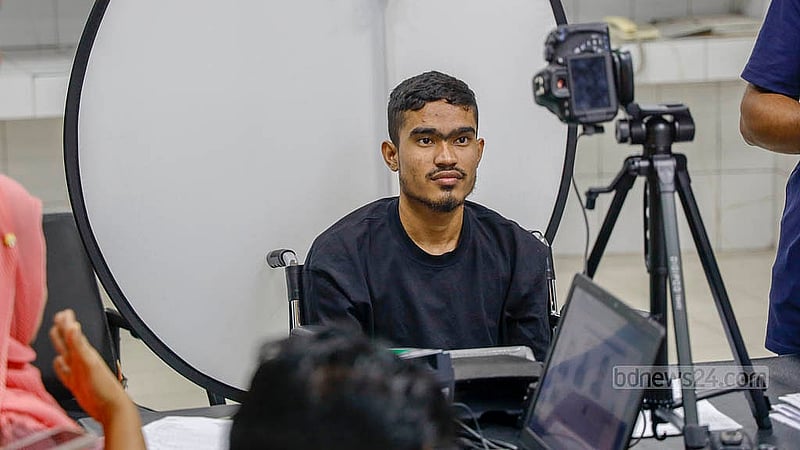 জুলাই অভ্যুত্থানে আশুলিয়া থানার সামনে আহত হয়েছিলেন ইসমে আজম। ছয় মাস ধরে হাসপাতালে আছেন তিনি। হালনাগাদ কার্যক্রমে তিনি প্রথম ভোটার হলেন