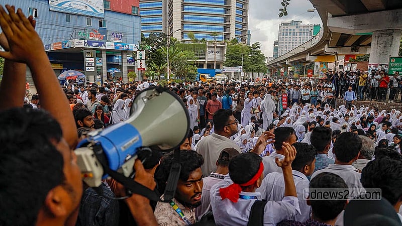 চার দফা দাবিতে বুধবার ঢাকার তেজগাঁওয়ে সাত রাস্তা মোড় অবরোধ করে স্লোগান দিতে থাকেন ডিপ্লোমা প্রকৌশলী ও পলিটেকনিক ইনস্টিটিউটের শিক্ষার্থীরা