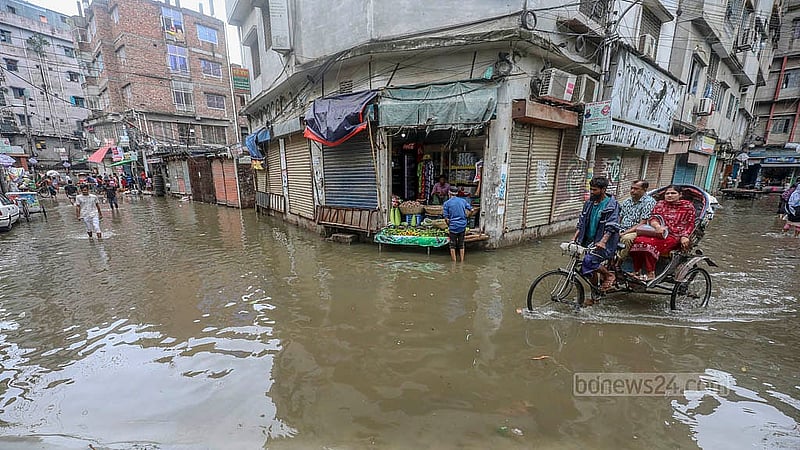 পুরান ঢাকার মাজেদ সরদার লেন এলাকায় জমেছে পানি। অল্প বৃষ্টিতেই প্রতিবছর তলিয়ে যায় এ এলাকা