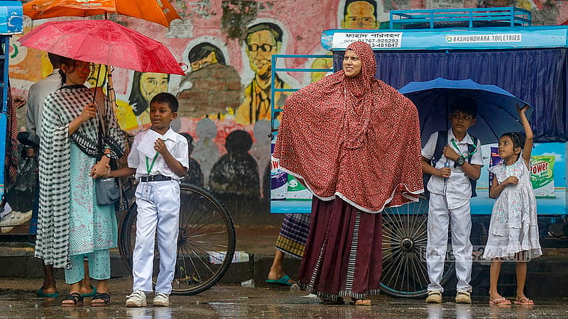 ছুটির পর মঙ্গলবার দুপুরে বৃষ্টি মাথায় বাড়ি ফেরেন রাজধানীর মতিঝিল বালক উচ্চ বিদ্যালয় শিক্ষার্থীরা
