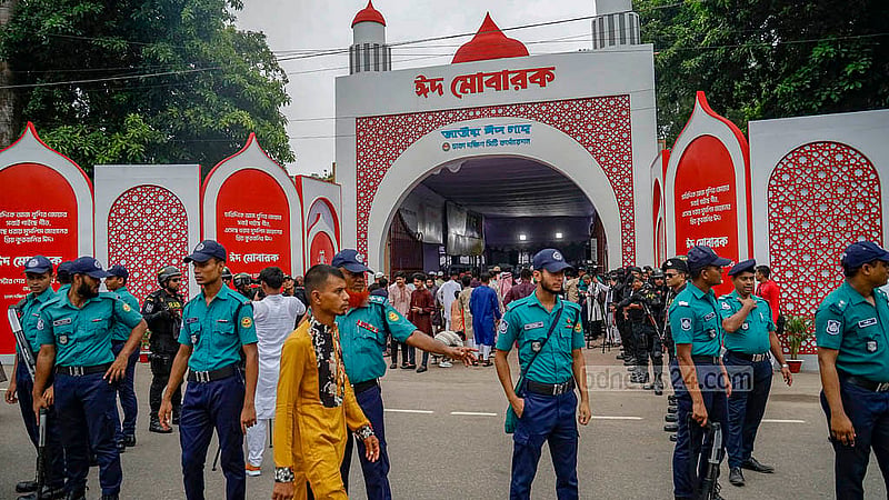 ঈদুল আজহার নামাজকে কেন্দ্র করে জাতীয় ঈদগাহে সোমবার ছিল কড়া নিরাপত্তা ব্যবস্থা