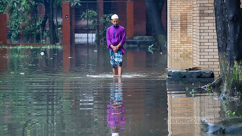 মাতুয়াইল শিশু-মাতৃ স্বাস্থ্য ইনস্টিটিউটের মসজিদের সামনে হাঁটু সমান পানিতে ভোগান্তিতে পড়েন মুসল্লিরা