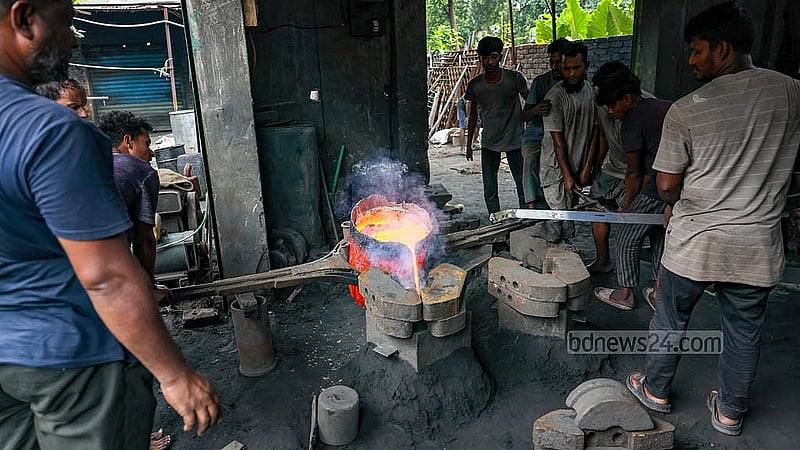 ঢাকার কেরাণীগঞ্জের চরকালীগঞ্জে প্রপেলার তৈরির কারখানায় চুল্লি থেকে গলিত ধাতু নামাতে ব্যস্ত শ্রমিকরা। প্রপেলার তৈরিতে কারখানাজুড়ে চলছে মহাযজ্ঞ