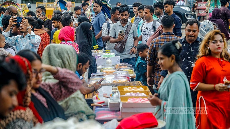 রাজধানীর আগারগাঁও নির্বাচন ভবনের সামনে কেকের মেলা থেকে পছন্দের কেক খেতে অনেকেই আসেন দূর থেকে। মান ভালো হওয়ায় বন্ধু-বান্ধব ও পরিবার পরিজন নিয়ে অনেককেই ভিড় করতে দেখা যায় সেখানে