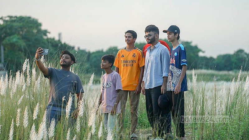 ঢাকার দক্ষিণ কেরাণীগঞ্জের সারিঘাটে কাশবনে বেড়াতে এসে সবাই