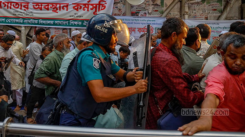 ঢাকায় জাতীয় প্রেস ক্লাবের সামনে রোববার বিকালে অবস্থান নেওয়া নন এমপিও শিক্ষকদের সরিয়ে দেয় পুলিশ